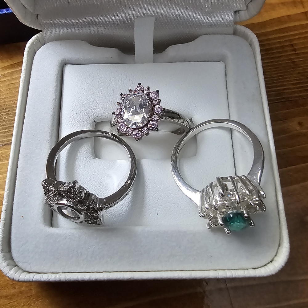 Elegant Silver and Green Gemstone Ring Set - Picture 2 of 3